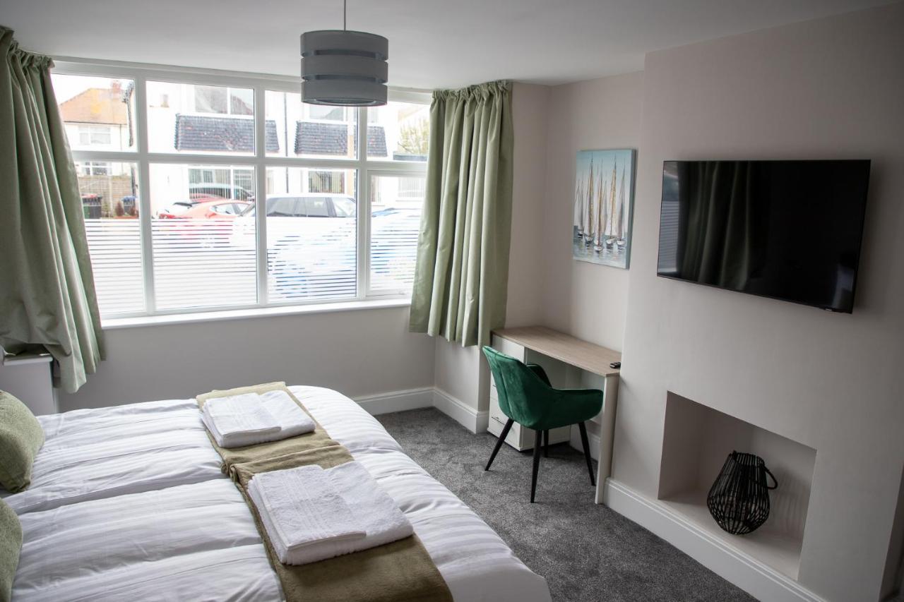 Wave Stays - Ground Floor Apartment - Outside Seating Area Cleveleys Buitenkant foto