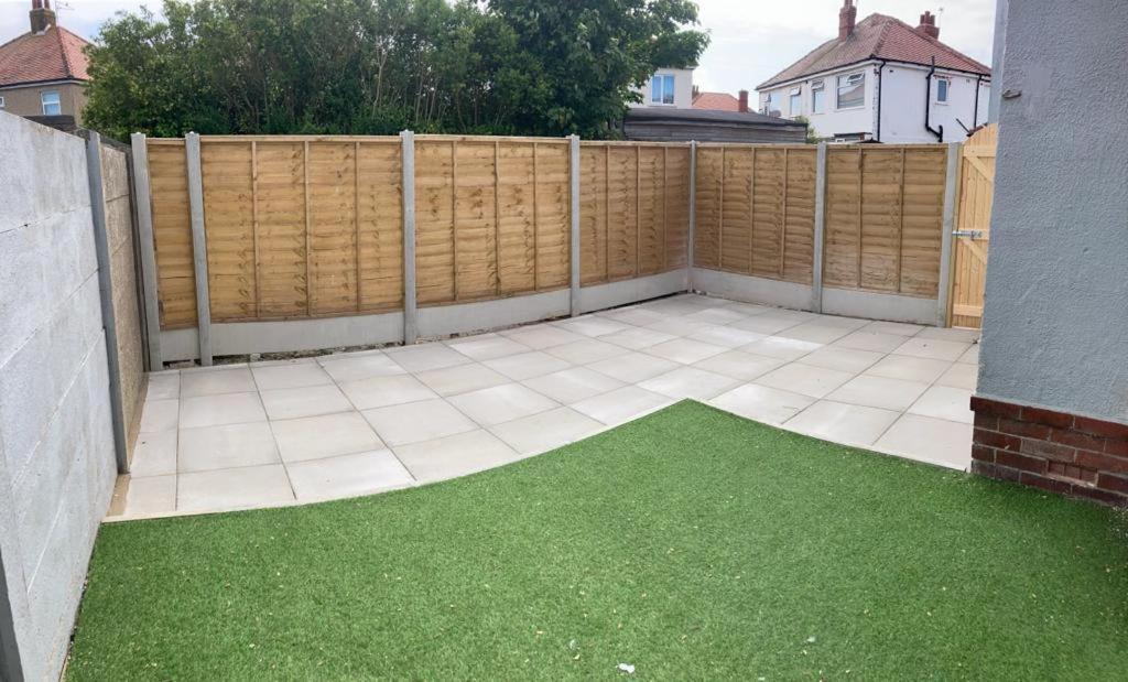 Wave Stays - Ground Floor Apartment - Outside Seating Area Cleveleys Buitenkant foto