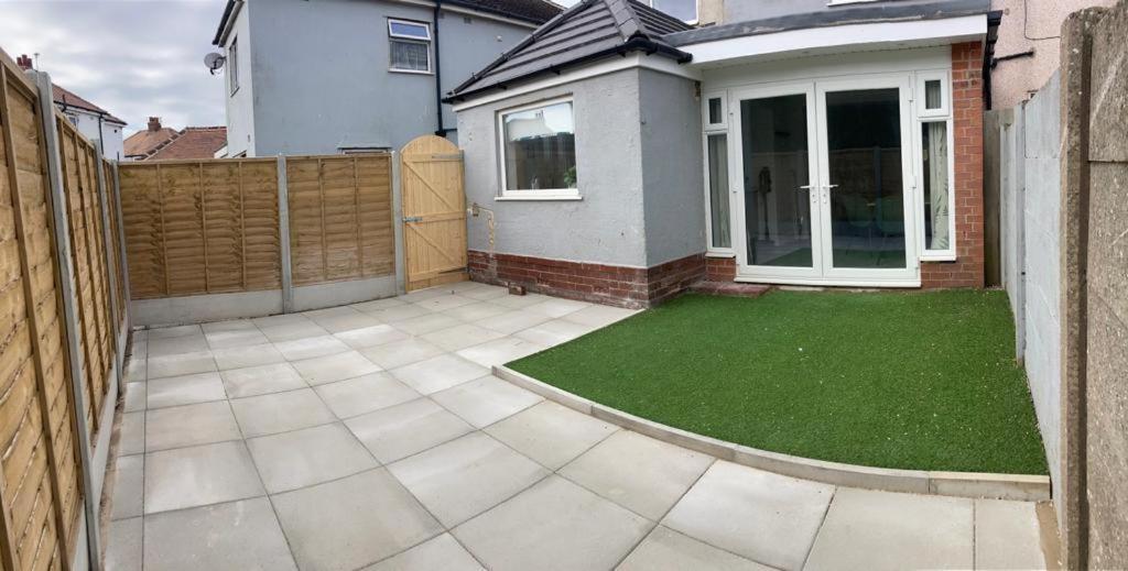 Wave Stays - Ground Floor Apartment - Outside Seating Area Cleveleys Buitenkant foto